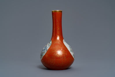 Un vase de forme bouteille en porcelaine de Chine famille rose &agrave; fond corail, marque de Qianlong, 19/20&egrave;me