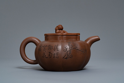 Een Chinese Yixing steengoed theepot met inscriptie, zegelmerken, 19/20e eeuw