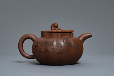 A Chinese Yixing stoneware teapot and cover with inscription, impressed seal marks, 19/20th C.