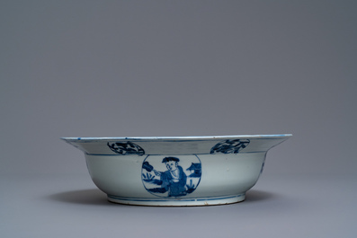 Een Chinees blauw-wit bassin met figuren in een landschap, Wanli