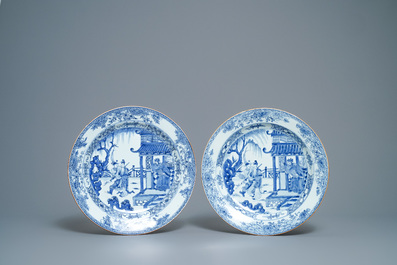 Cinq plats en porcelaine de Chine en bleu et blanc &agrave; d&eacute;cor de 'La Romance de la chambre de l'ouest', Kangxi/Yongzheng