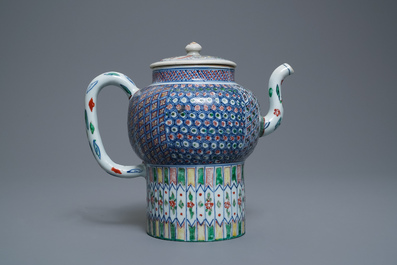 Une grande th&eacute;i&egrave;re couverte en porcelaine de Chine wucai, &eacute;poque Transition ou Kangxi