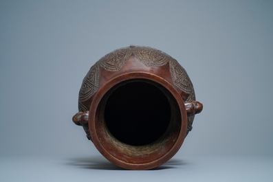 Een Chinese archa&iuml;sche bronzen vaas, Zuo zisun yong merk, 18e eeuw