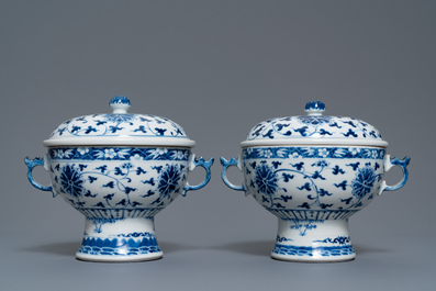 A pair of Chinese blue and white 'lotus scroll' bowls and covers, 19th C.