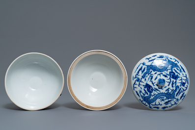 Une paire de pots couverts en porcelaine de Chine en bleu et blanc, 19&egrave;me