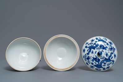 A pair of Chinese blue and white 'dragon' bowls and covers, 19th C.