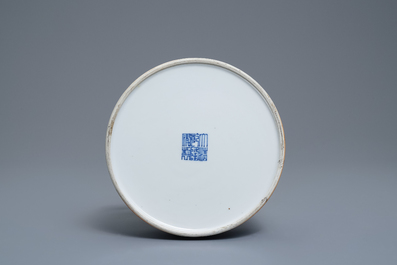 Een Chinese blauw-witte twee-orige kan met lotusslingers, Qianlong merk, 19/20e eeuw
