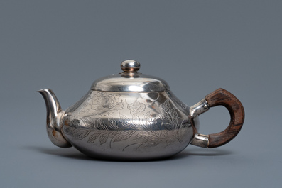 A Chinese silver teapot and cover, impressed mark, 19/20th C.