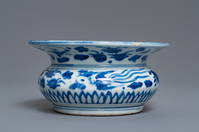 Een Chinese blauw-witte kwispedoor, zha dou, Ming