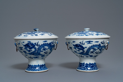 A pair of Chinese blue and white 'dragon' bowls and covers, 19th C.