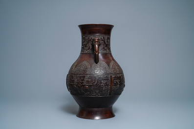 Un vase de style archa&iuml;que en bronze, marque de Zuo zisun yong, 18&egrave;me