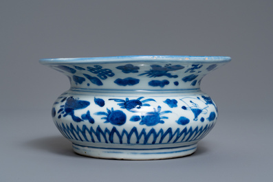 Een Chinese blauw-witte kwispedoor, zha dou, Ming