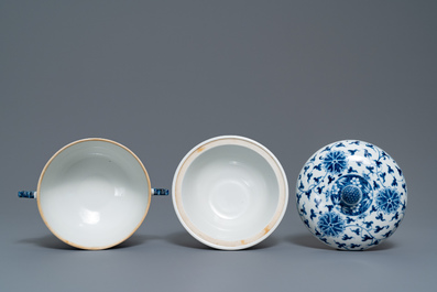 A pair of Chinese blue and white 'lotus scroll' bowls and covers, 19th C.