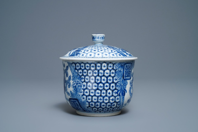 Un bol couvert en porcelaine de Chine 'Bleu de Hue' pour le Vietnam, 19&egrave;me
