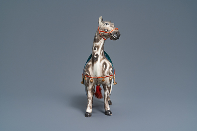 Un grand mod&egrave;le d'un cheval en porcelaine de Chine famille rose, 19&egrave;me