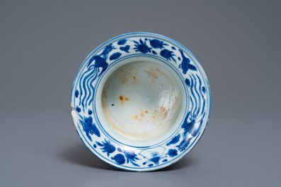 Een Chinese blauw-witte kwispedoor, zha dou, Ming