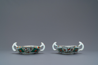 Une paire de sauci&egrave;res en porcelaine de Chine famille verte &agrave; d&eacute;cor de ph&eacute;nix, Kangxi