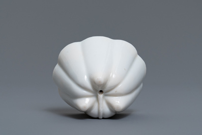 Une tasse surprise en porcelaine blanc de Chine figurant 'Lu Hong Jian', &eacute;poque Transition