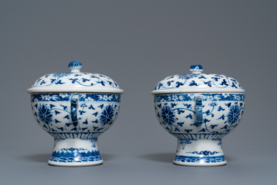 Une paire de bols couverts en porcelaine de Chine en bleu et blanc, 19&egrave;me