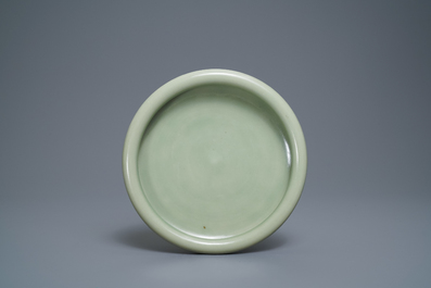 Een Chinese monochrome celadon penselenwasser, Qianlong