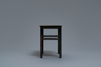 Un mod&egrave;le miniature d'une table de lettr&eacute; en bronze, Chine, 19&egrave;me