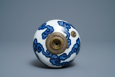 Une pipe &agrave; eau en porcelaine de Chine 'Bleu de Hue' pour le Vietnam, 18/19&egrave;me