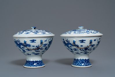 A pair of Chinese blue and white 'dragon' bowls and covers, 19th C.