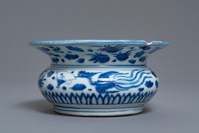 Een Chinese blauw-witte kwispedoor, zha dou, Ming