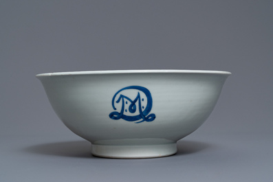 Un grand bol en porcelaine de Japon &agrave; inscription 'MATIJ EDO', Edo, 17&egrave;me