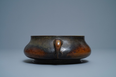 Un grand br&ucirc;le-parfum en bronze, marque Shi Gu Zhi Bao, 18/19&egrave;me