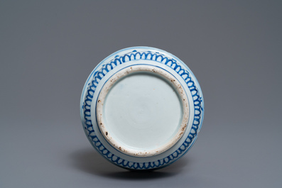 Een Chinese blauw-witte kwispedoor, zha dou, Ming