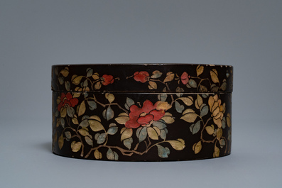 A Chinese carved and inlaid coromandel lacquer box, 17/18th C.