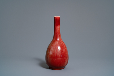 Een Chinese monochrome sang-de-boeuf flesvormige vaas in presentatiekist, Republiek