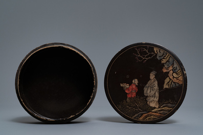 Een Chinese gelakte coromandel houten dekseldoos, 17/18e eeuw