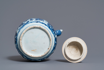 Een Chinese blauw-witte wijnkan met figuren, Wanli