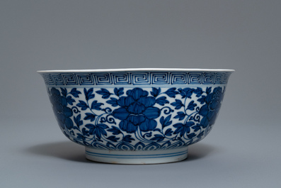 Un bol en porcelaine de Chine en bleu et blanc &agrave; d&eacute;cor de pivoines, Kangxi