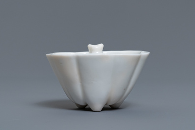 Une tasse surprise en porcelaine blanc de Chine figurant 'Lu Hong Jian', &eacute;poque Transition