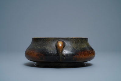 Un grand br&ucirc;le-parfum en bronze, marque Shi Gu Zhi Bao, 18/19&egrave;me