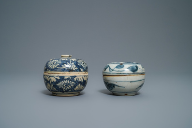 Een collectie Chinees blauw-wit Swatow goed, Ming