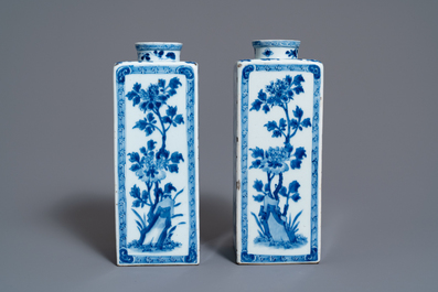 Een paar Chinese blauw-witte theebussen met floraal decor, Kangxi