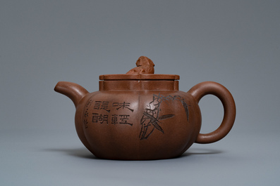 A Chinese Yixing stoneware teapot and cover with inscription, impressed seal marks, 19/20th C.