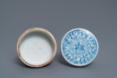 Een Chinese blauw-witte dekseldoos met figuratief decor, Kangxi/Yongzheng