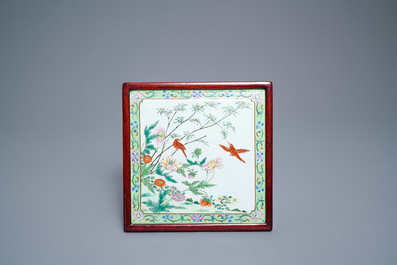 Een vierkante Chinese famille rose plaquette, Qianlong/Jiaqing