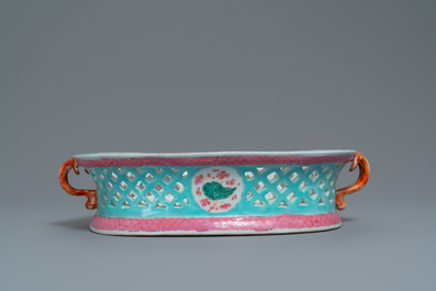 Un grand panier ajour&eacute; en porcelaine de Chine famille rose, Qianlong