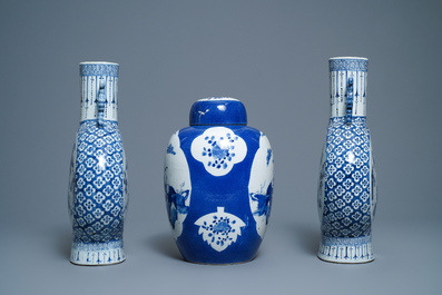 Une paire de vases de forme 'moonflask' et un pot couvert en porcelaine de Chine en bleu et blanc, 19&egrave;me