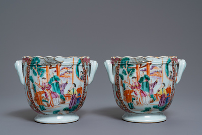 Une paire de rafraichissoirs en porcelaine de Chine famille rose &agrave; d&eacute;cor mandarin, Qianlong