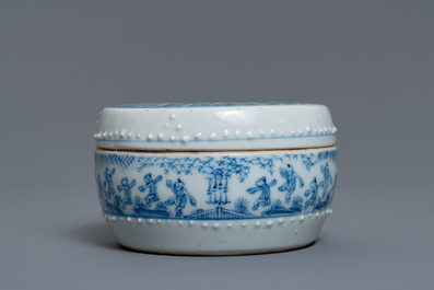 Een Chinese blauw-witte dekseldoos met figuratief decor, Kangxi/Yongzheng