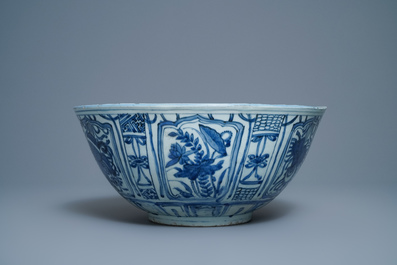 Een grote Chinese blauw-witte kom met eenden, Wanli