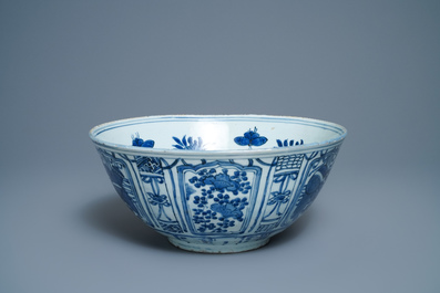 Een grote Chinese blauw-witte kom met eenden, Wanli