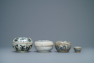 Une collection en porcelaine de Chine en bleu et blanc dite 'de Swatow', Ming